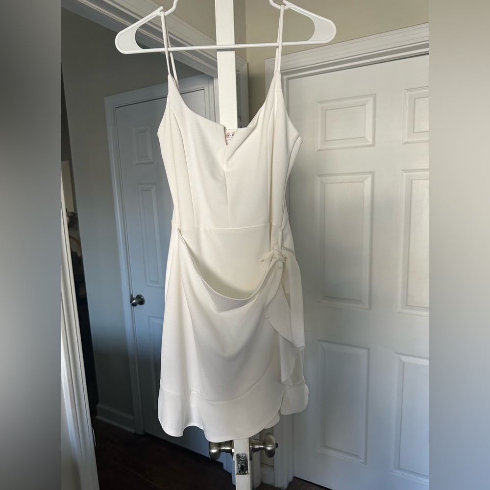 Elegant White Sleeveless Dress